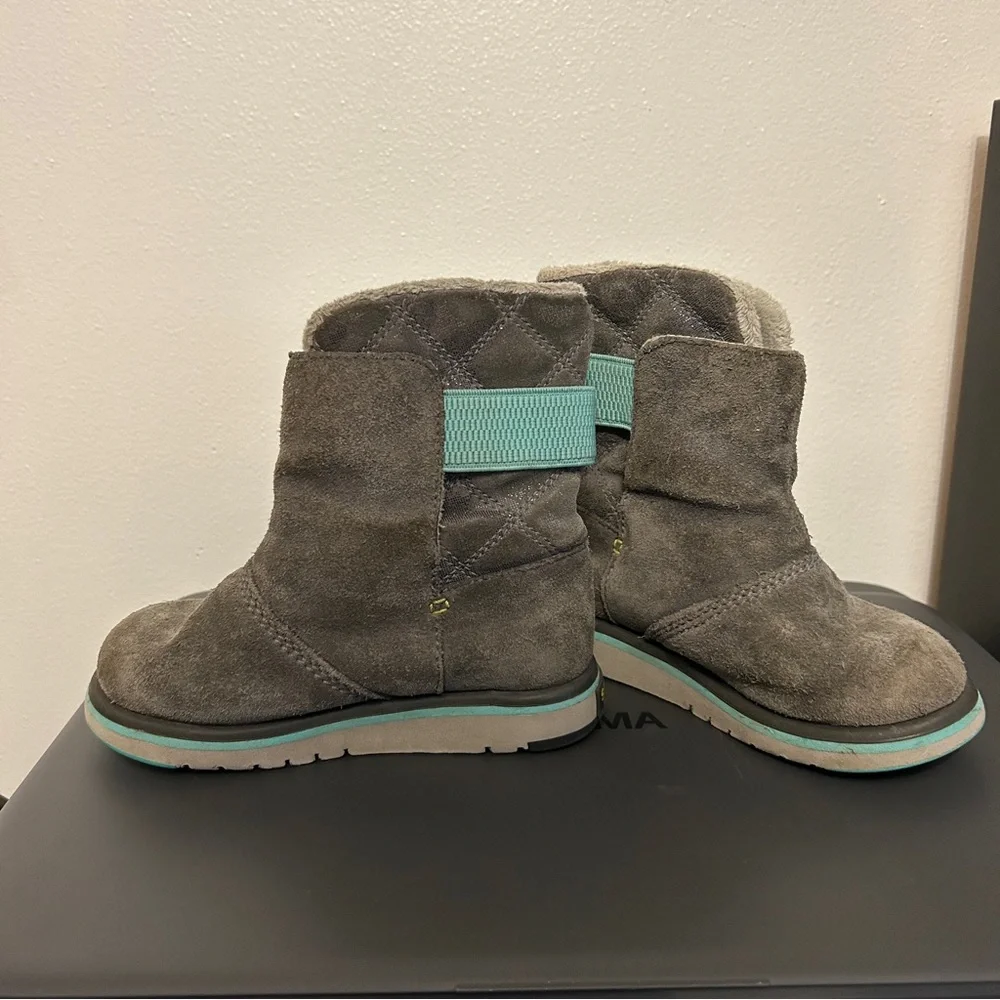 Sorel Youth Rylee Winter boots Grey suede with a teal accent strap Girls Size 11